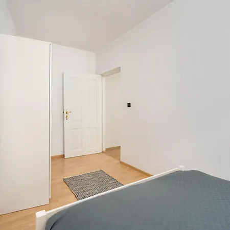 Bright & Comfortable Garbary 35 Old Town By Renters Apartment *